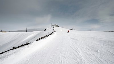 Der letzte Anstieg zur Plosehütte führt den Pistenrand entlang