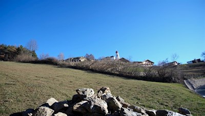 Die Lajener Dorfkirche ist bereits in Sicht