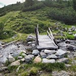 Ein Holzbrücklein führt uns trockenen Fußes über den Getrumbach