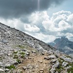 Im Hintergrund erhebt sich die Kleine Gaisl