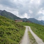 Die Stegeralm ist in eine naturbelassene Almlandschaft gebettet