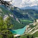 Blick auf den Pragser Wildsee während des Anstiegs auf den Seekofel