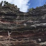 Die unterschiedlichen Gesteinsschichten erzählen von Millionen von Jahren alter Erdgeschichte