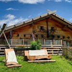 Die Bergalm ist in schöne Almwiesen gebettet