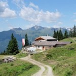 Die-einladende-Kuhalm-am-Telfer-Almrundweg