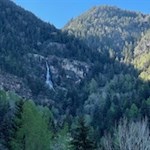 Über uns stürzt der Barbianer Wasserfall zu Tale