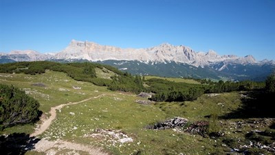 Unser Blick fällt auf die imposanten Felswände des Heiligkreuzkofel