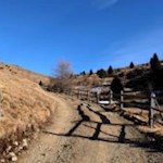 Von der Kreuzwiesenhütte führt die Wanderung in Richtung Campill