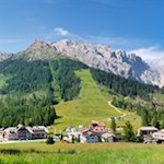 Vor der Kulisse des Latemar zurück zum Karerpass