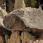 Die Decksteine ermöglichen das Entstehen der Erdpyramiden