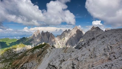 Blick auf die Villnösser Geisler mit dem Sass Rigais