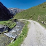 Auf dem sanft abfallenden Weg Nr. 30 zurück nach Maiern