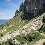 Il sentiero n. 527 si snoda nel pittoresco paesaggio ai piedi del gruppo del Sassolungo