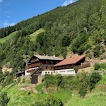 Inmitten der steilen Hänge thront der einladende Talbauerhof
