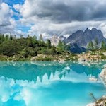 Märchenhaft-spiegelt-sich-die-Umgebung-im-türkisfarbenen-Sorapis-See