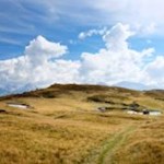 Inmitten der Lüsner Almwiesen liegt der Glittner See