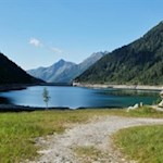 Die Wanderung zur Edelrauthütte beginnt am Neves Stausee
