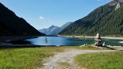 Die Wanderung zur Edelrauthütte beginnt am Neves Stausee