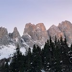 Etwas oberhalb der Rodelbahn entfaltet sich ein malerischer Ausblick auf die Geisler