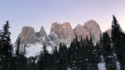 Etwas oberhalb der Rodelbahn entfaltet sich ein malerischer Ausblick auf die Geisler