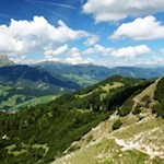 Der schmale Pfad auf den Pares mit dem Peitlerkofel im Hintergrund