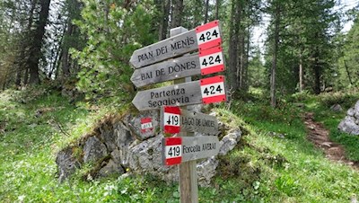 First we follow hiking trail no. 419 to Limides lake