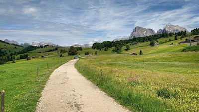 Vor uns erheben sich der Lang- und Plattkofel