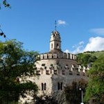 Die zinnenbekrönte Engelsburg in Neustift