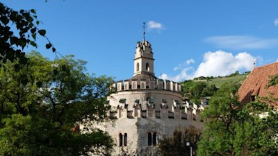 Die zinnenbekrönte Engelsburg in Neustift