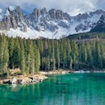 Der-Karersee-schimmert-in-den-schönsten-Farben