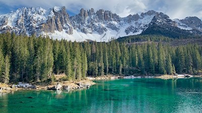 Der Karersee schimmert in den schönsten Farben