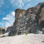 Unser Weg führt uns in unmittelbare Nähe der schroffen Felswände der Kreuzkofelgruppe