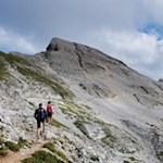 Hinter der Gamsstallscharte windet sich der Weg Nr. 18 nahezu eben durch die karge Landschaft