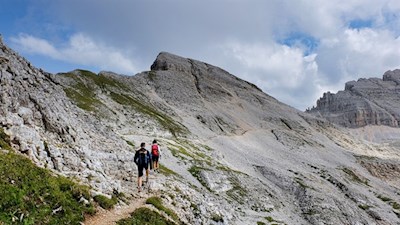 Hinter der Gamsstallscharte windet sich der Weg Nr. 18 nahezu eben durch die karge Landschaft