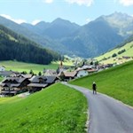 Von Weißenbach folgen wir zunächst der Höfestraße