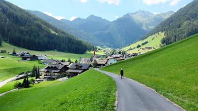 Von Weißenbach folgen wir zunächst der Höfestraße