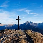 Das Gipfelkreuz der Flecknerspitze vor anmutiger Kulisse