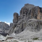 Die Pisciaduhütte zu Füßen der gleichnamigen Spitze