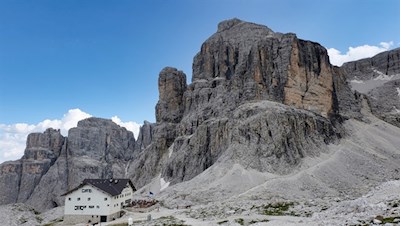 Die Pisciaduhütte zu Füßen der gleichnamigen Spitze