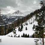 Ab und an gibt der Wald den Blick auf den Peitlerkofel frei