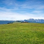 Rückwärtsgewandter Blick auf das nunmehr ferne Alpenhotel Panorama auf der Seiser Alm