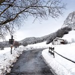 Von Ums folgt die Wanderung zunächst einer kleinen Höfestraße