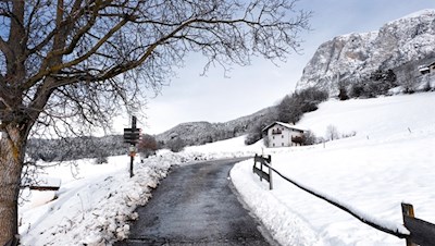 Von Ums folgt die Wanderung zunächst einer kleinen Höfestraße