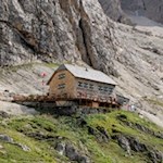 Die gemütliche Langkofelhütte zwischen Langkofel und Plattkofel