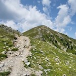 Über die langgezogene Gipfelflanke auf die Karspitze