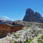 Büllelejochhütte-mit-dem-Zwölferkofel-im-Hintergrund