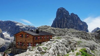 Büllelejochhütte mit dem Zwölferkofel im Hintergrund