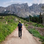 Vor der Kulisse des Latemar zum Mittersee