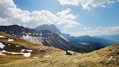 Bei-der-Schlüterhütte-entfalten-sich-schöne-Ausblicke-auf-die-Geisler