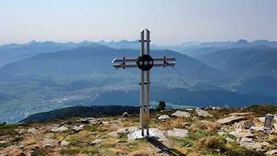 Das formschöne Gipfelkreuz der Platte